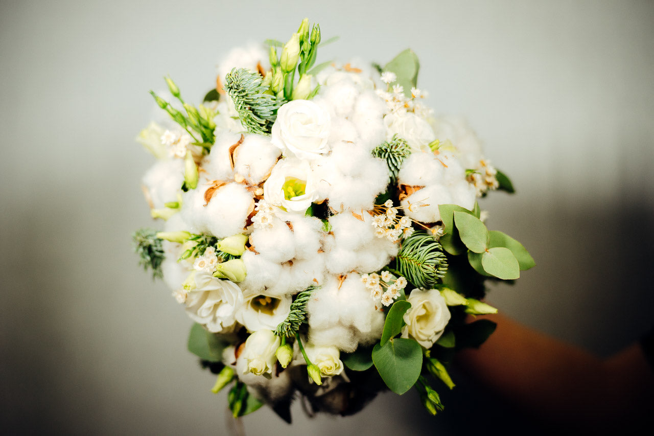 Bouquet di cotone che, nel linguaggio dei fiori, è sinonimo di fedeltà e di cura per il prossimo; associato alle persone che si prendono carico degli altri sostenendoli e proteggendoli da chiunque possa fargli del male.  Bouquet realizzato con:      Felce     Eucalipto     Lisianthus     Cotone