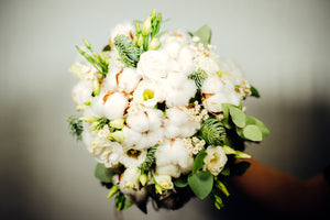 Bouquet di cotone che, nel linguaggio dei fiori, è sinonimo di fedeltà e di cura per il prossimo; associato alle persone che si prendono carico degli altri sostenendoli e proteggendoli da chiunque possa fargli del male.  Bouquet realizzato con:      Felce     Eucalipto     Lisianthus     Cotone