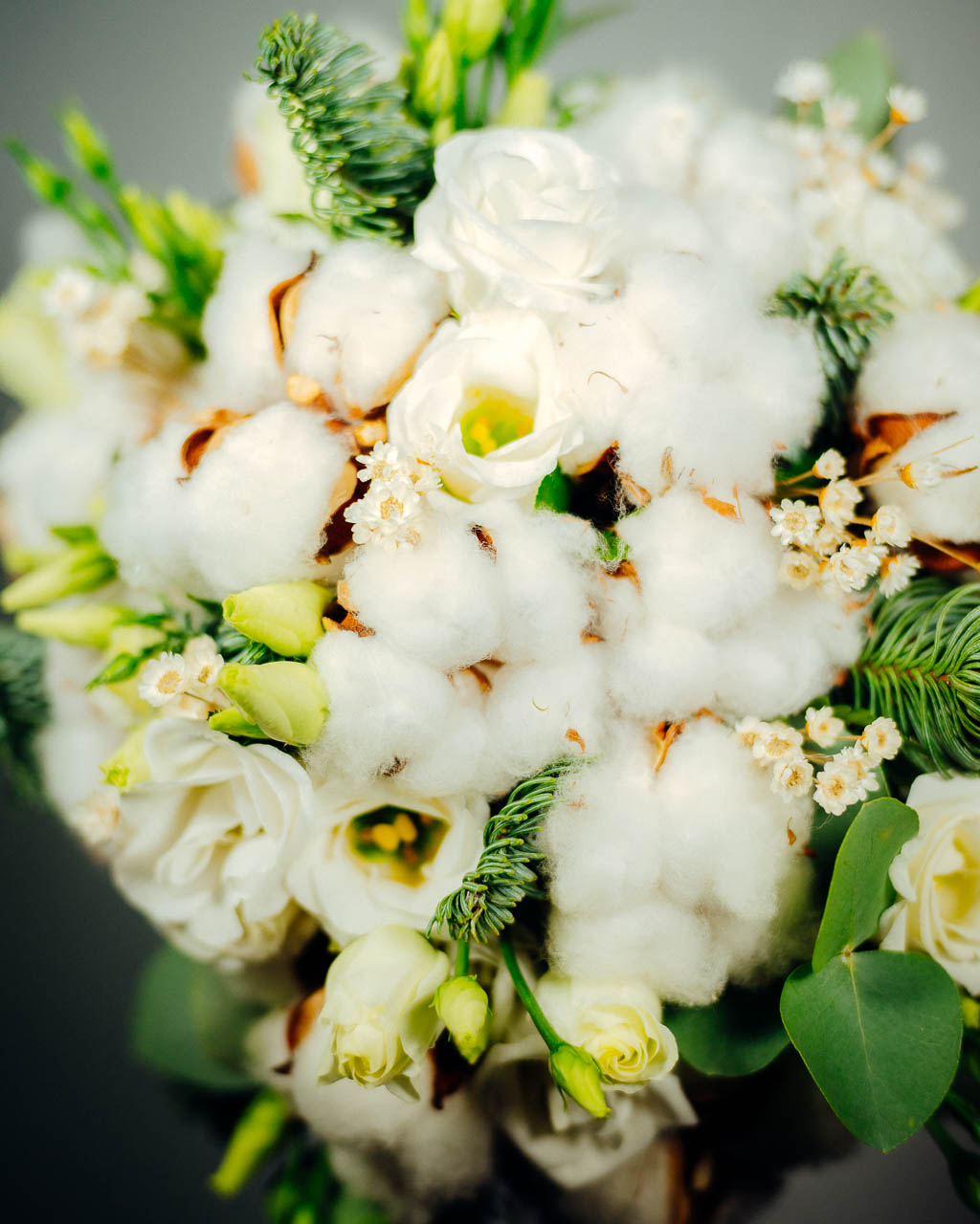 Bouquet di cotone che, nel linguaggio dei fiori, è sinonimo di fedeltà e di cura per il prossimo; associato alle persone che si prendono carico degli altri sostenendoli e proteggendoli da chiunque possa fargli del male.  Bouquet realizzato con:      Felce     Eucalipto     Lisianthus     Cotone