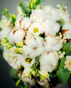 Bouquet di cotone che, nel linguaggio dei fiori, è sinonimo di fedeltà e di cura per il prossimo; associato alle persone che si prendono carico degli altri sostenendoli e proteggendoli da chiunque possa fargli del male.  Bouquet realizzato con:      Felce     Eucalipto     Lisianthus     Cotone