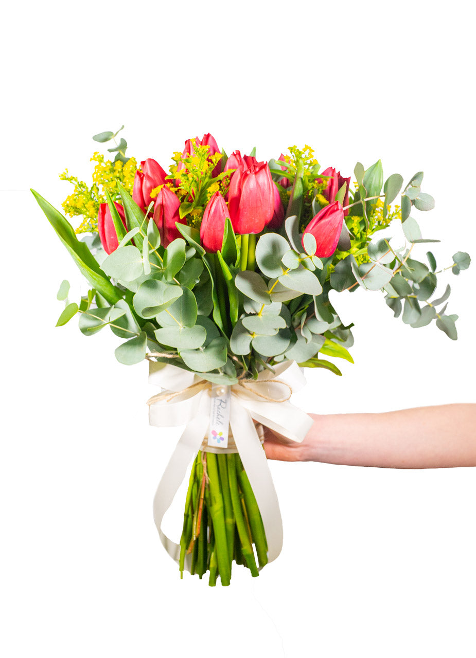 Bouquet di tulipani che, nel linguaggio dei fiori, rappresentano il vero amore: perfetti per esprimere una dichiarazione d’amore. Il messaggio è quello di indicare la bellezza degli occhi di chi lo riceve in dono.  Bouquet realizzato con:      Felce     Eucalipto     Solidago     Tulipani